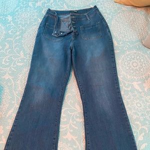 Flared, high waisted jeans